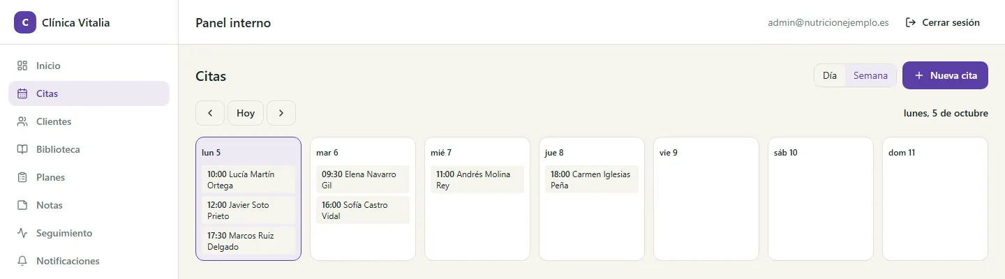 La misma agenda, capturada tras cambiar la marca a «Clínica Vitalia» en morado.