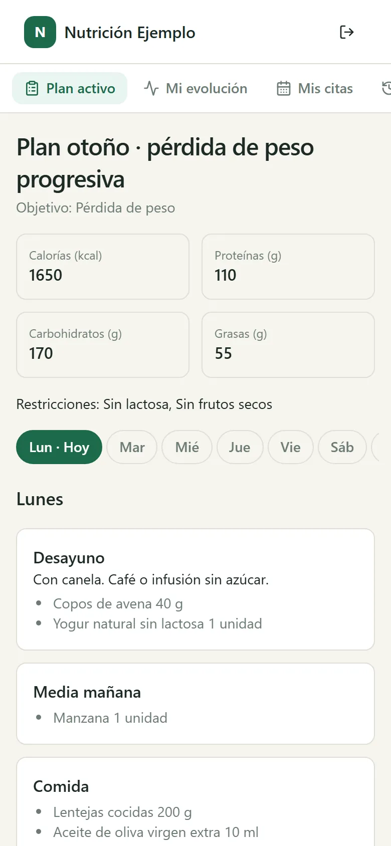 Portal del paciente en el móvil: plan del día de hoy con desayuno, media mañana y comida.
